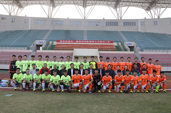 郑州大学、集团公司有关向导与足球队员合影留念.jpg