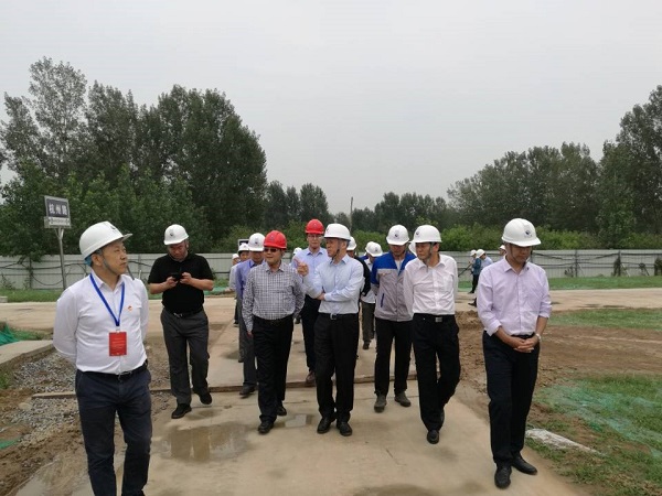 李爱庆董事长一行深入施工现场视察指导事情