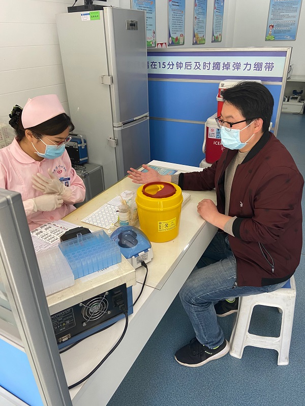 献血员工正在举行血压和血通例检查2.jpg