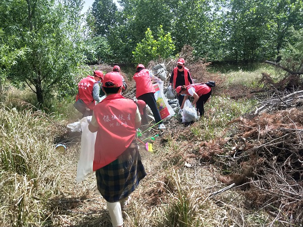 自愿者整理垃圾.jpg