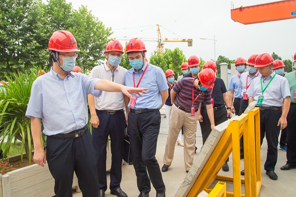 8与会向导观摩修建工业园区.jpg