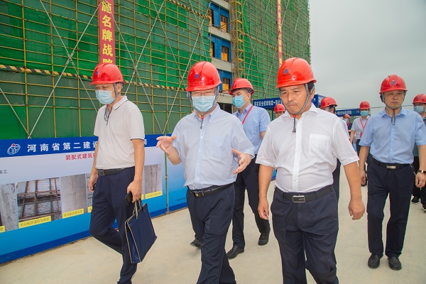 10与会向导观摩新乡职业手艺学院项目.jpg