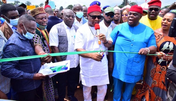 2州长Hope Uzodinma为蹊径开工剪彩.jpg