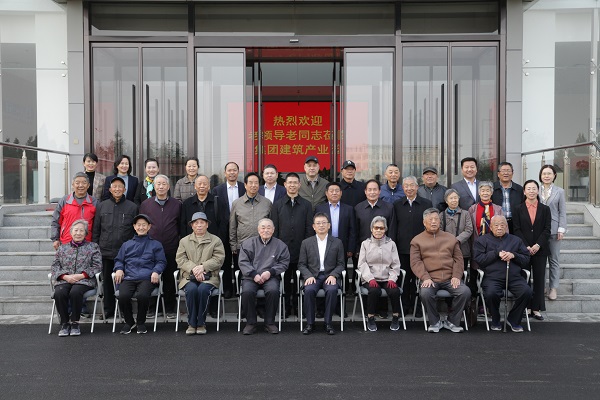 集团公司向导和老同志们合影留念.jpg