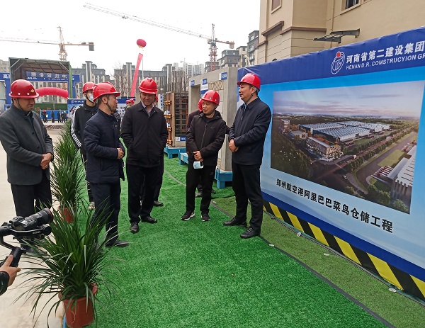 鹤壁市住建局局长常文君视察项目现场清静质量标准化建设情形.jpg