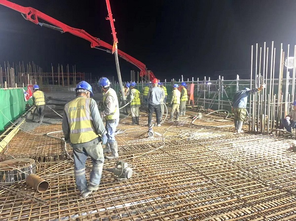 3、施工职员加班加点举行浇筑.jpg