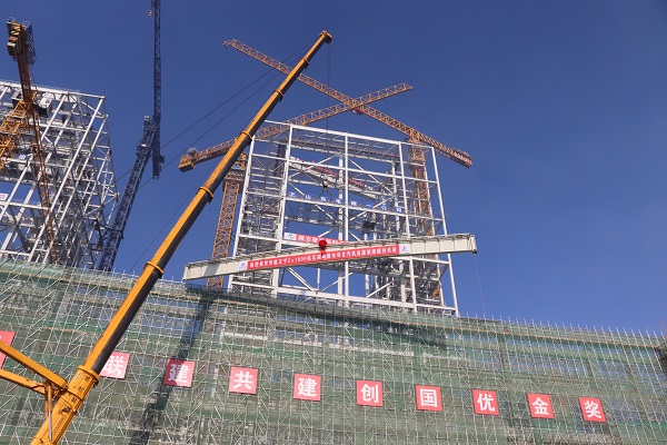 2、主厂房钢屋架顺遂吊装.JPG