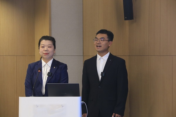 5第二项目治理部尹艺蓁、张家诚讲述《News In 5 Minutes》.JPG