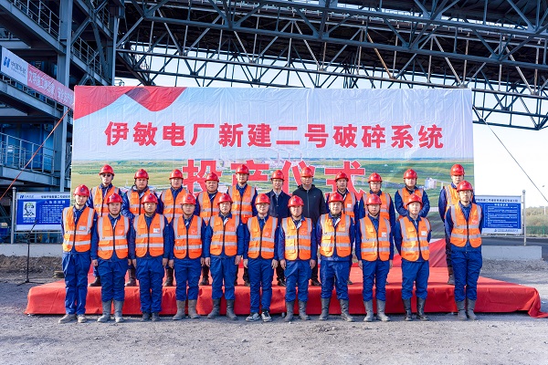 附件4 投产仪式现场集团公司向导与项目部成员合影留念.jpg