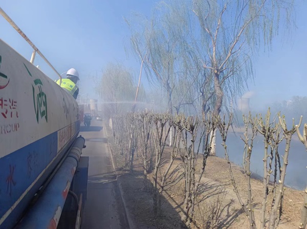 项目部员工起劲加入配合火灾救援 (1).jpg